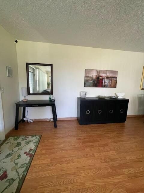 For Sale: $139,000 (1 beds, 1 baths, 700 Square Feet)