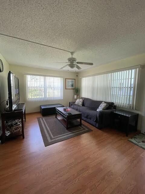 For Sale: $139,000 (1 beds, 1 baths, 700 Square Feet)