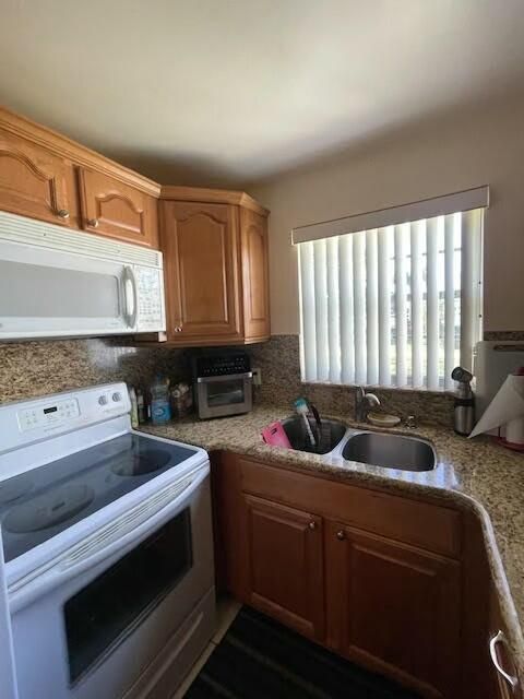 For Sale: $139,000 (1 beds, 1 baths, 700 Square Feet)