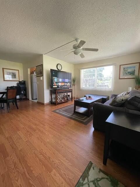 For Sale: $139,000 (1 beds, 1 baths, 700 Square Feet)