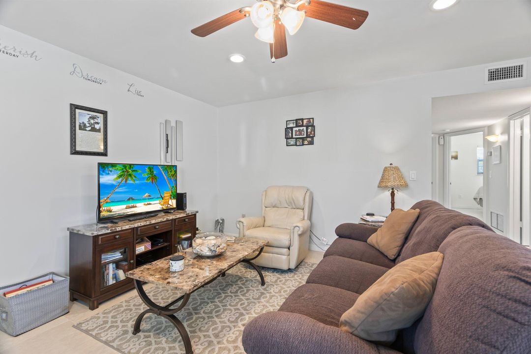 For Sale: $295,000 (2 beds, 2 baths, 1000 Square Feet)