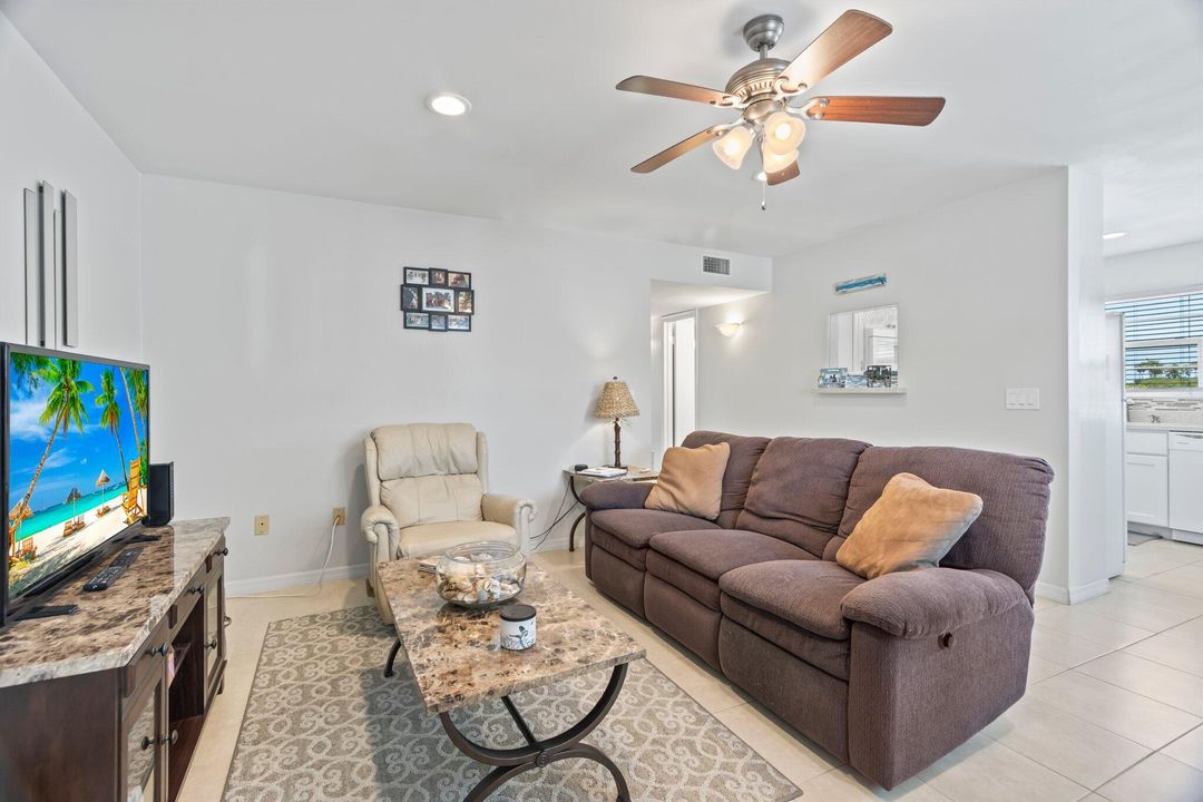 For Sale: $295,000 (2 beds, 2 baths, 1000 Square Feet)