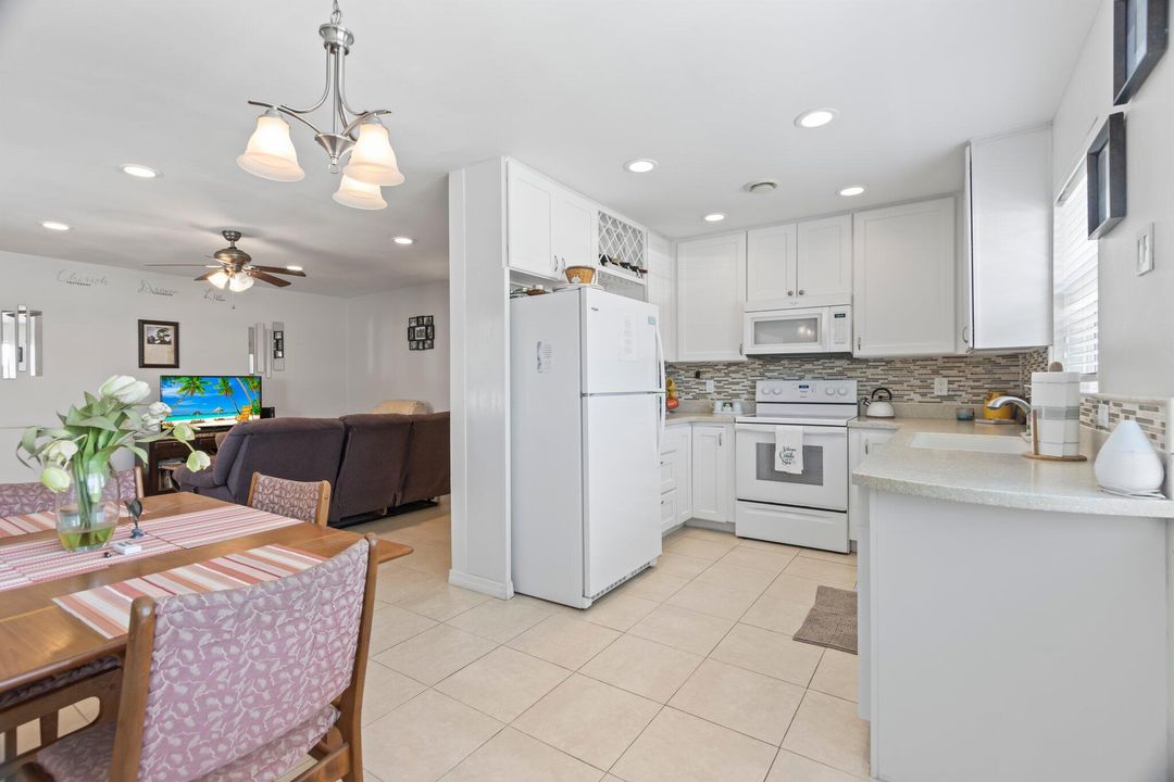 For Sale: $295,000 (2 beds, 2 baths, 1000 Square Feet)