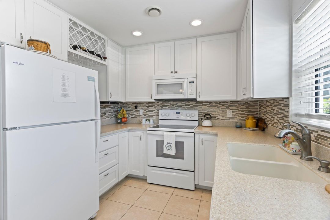 For Sale: $295,000 (2 beds, 2 baths, 1000 Square Feet)