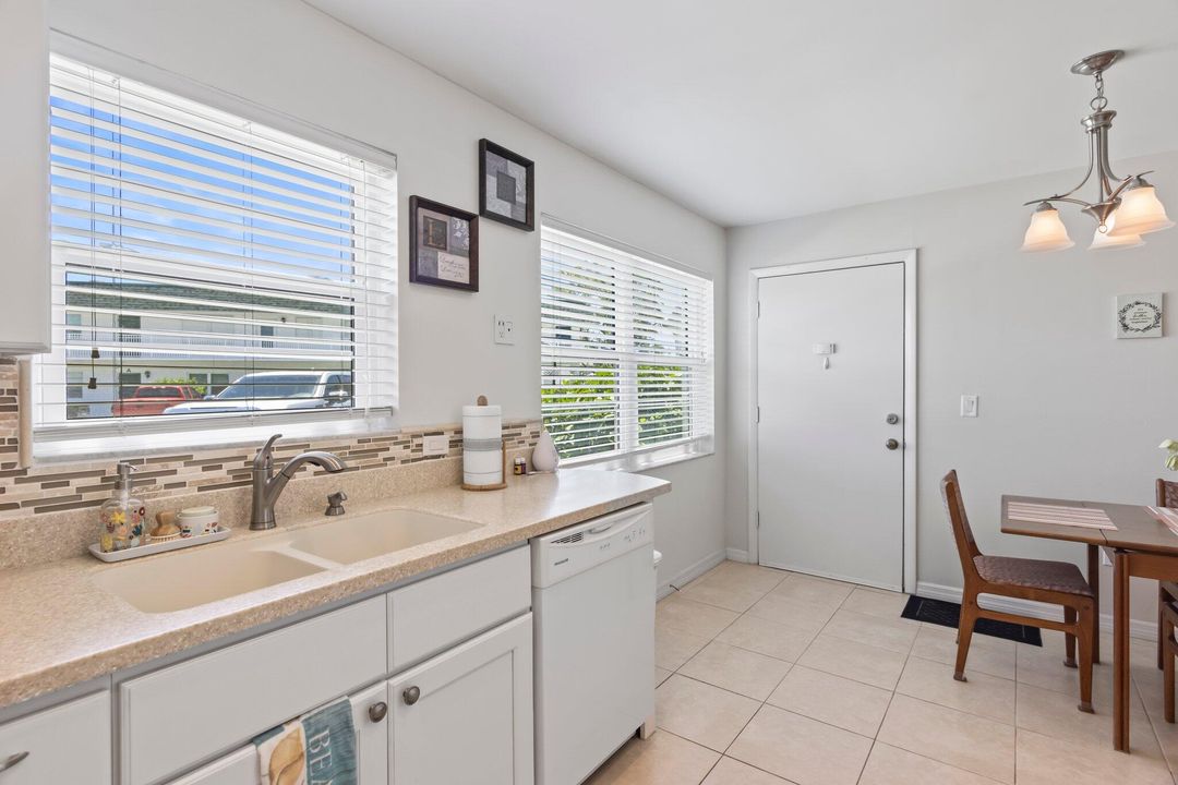 For Sale: $295,000 (2 beds, 2 baths, 1000 Square Feet)