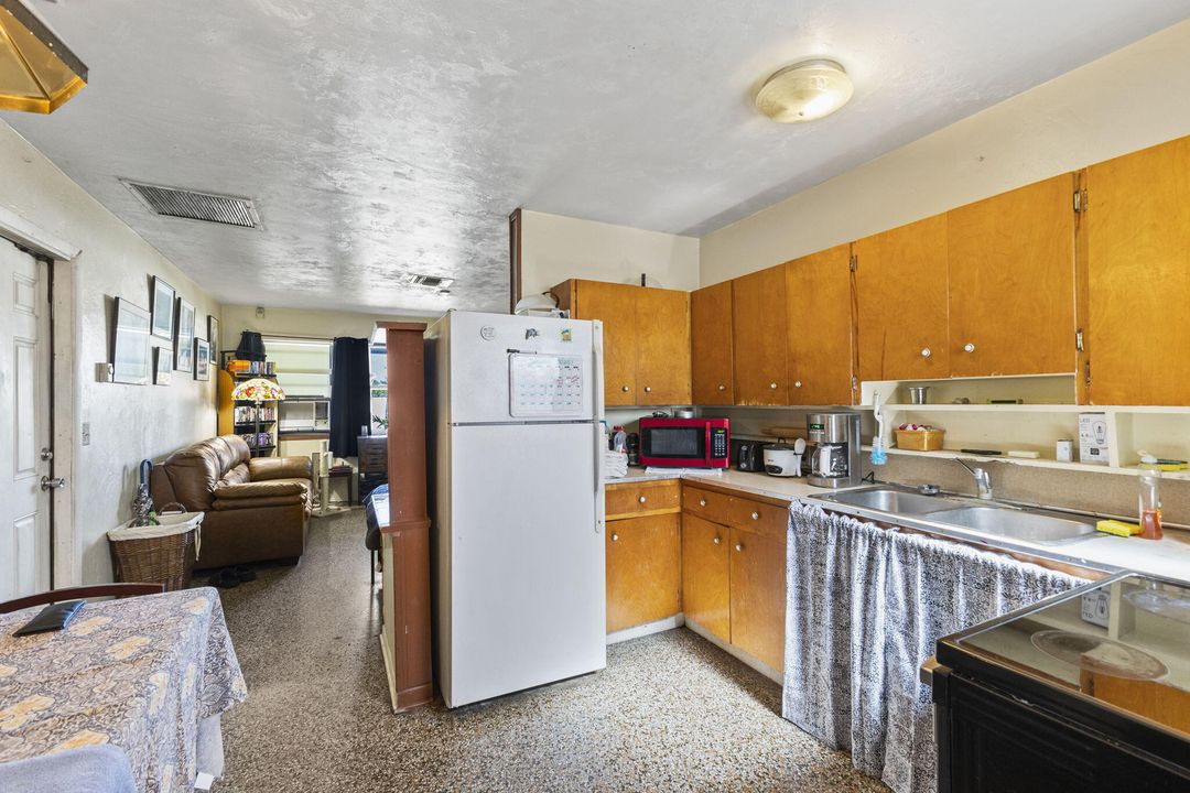 For Sale: $275,000 (2 beds, 2 baths, 891 Square Feet)