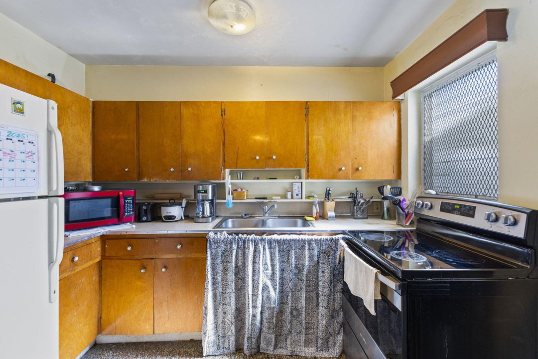 For Sale: $275,000 (2 beds, 2 baths, 891 Square Feet)