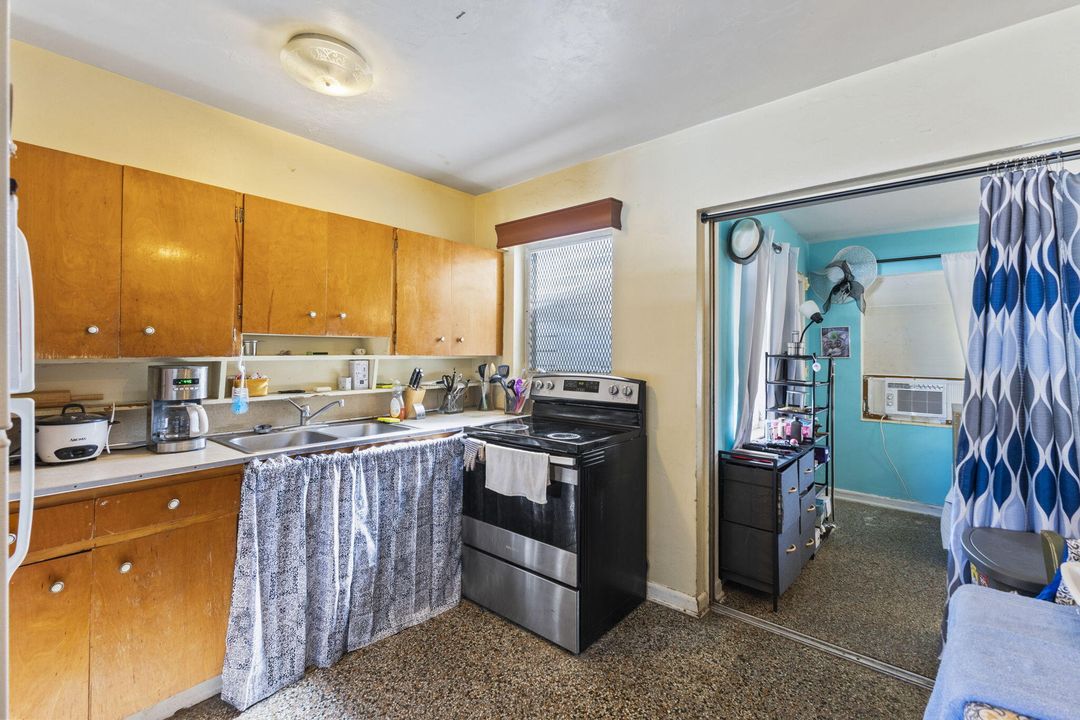 For Sale: $275,000 (2 beds, 2 baths, 891 Square Feet)