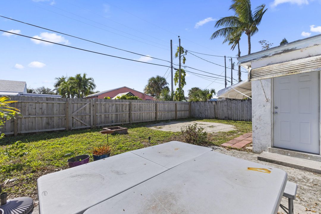 For Sale: $275,000 (2 beds, 2 baths, 891 Square Feet)