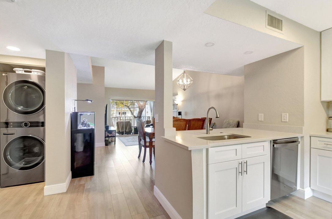 For Sale: $467,000 (2 beds, 2 baths, 1206 Square Feet)