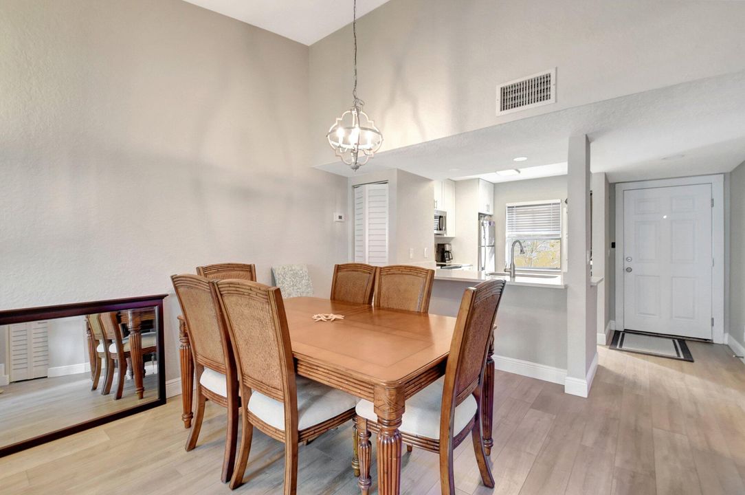 For Sale: $467,000 (2 beds, 2 baths, 1206 Square Feet)