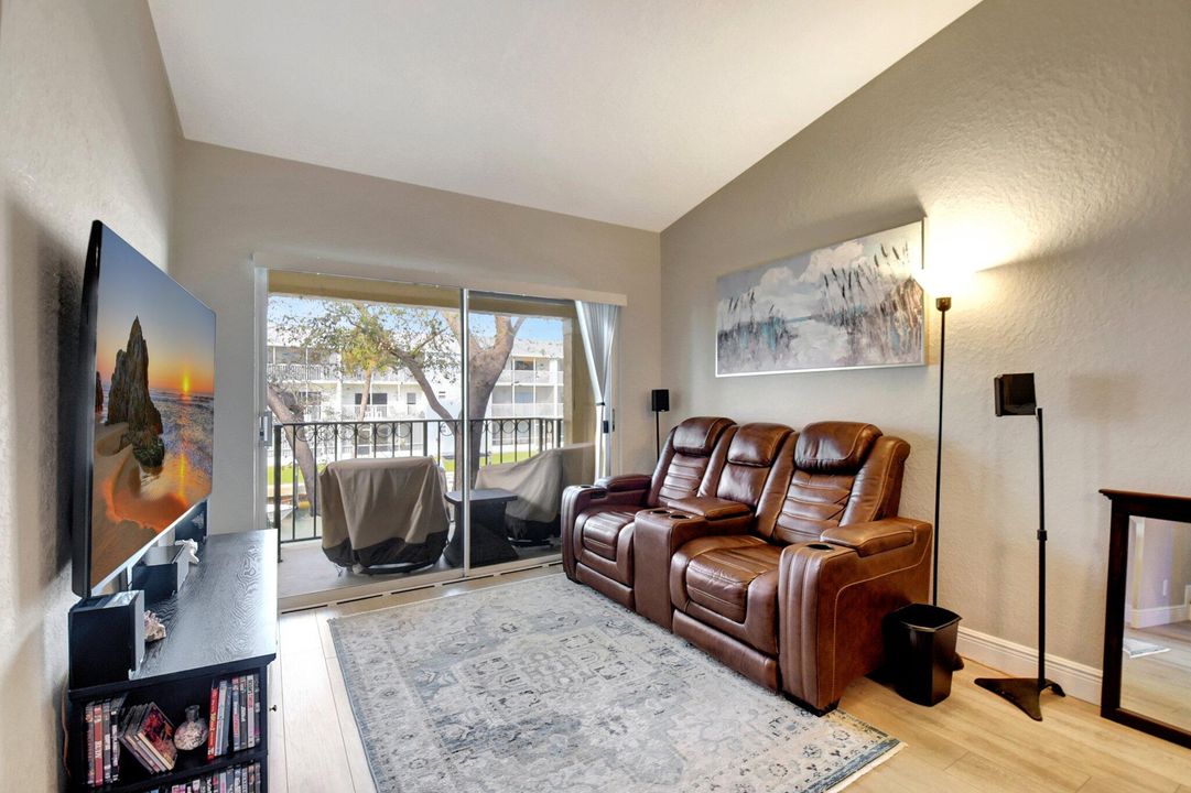 For Sale: $467,000 (2 beds, 2 baths, 1206 Square Feet)