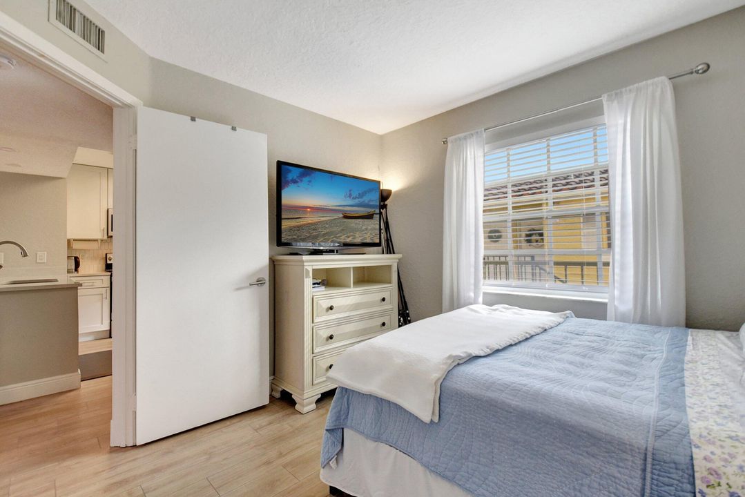 For Sale: $467,000 (2 beds, 2 baths, 1206 Square Feet)