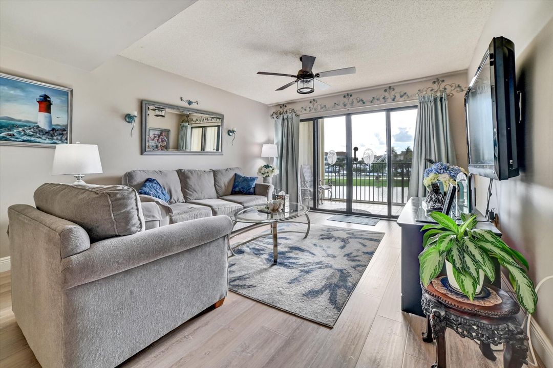 For Sale: $575,900 (2 beds, 2 baths, 1385 Square Feet)