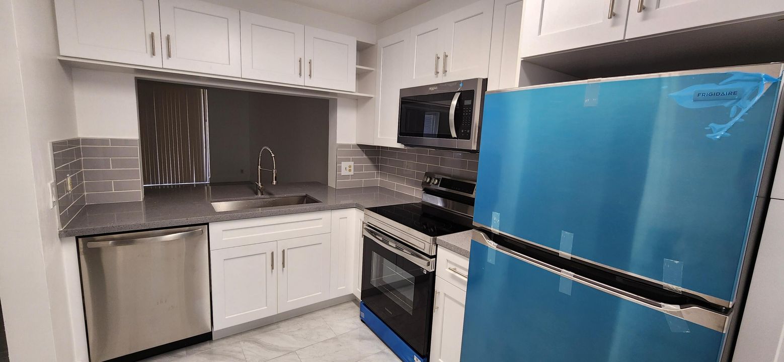 For Rent: $2,300 (2 beds, 2 baths, 1099 Square Feet)