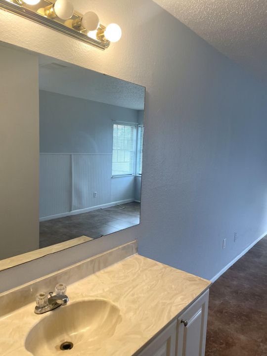 For Rent: $1,850 (2 beds, 1 baths, 908 Square Feet)