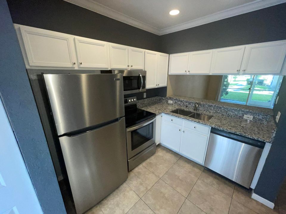 For Rent: $2,100 (2 beds, 2 baths, 1008 Square Feet)