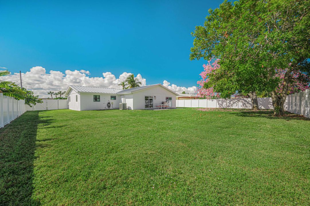 For Sale: $725,000 (3 beds, 2 baths, 1539 Square Feet)