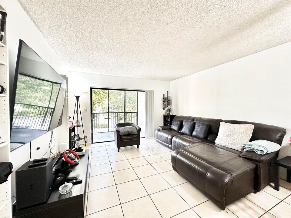 For Sale: $249,000 (2 beds, 2 baths, 950 Square Feet)