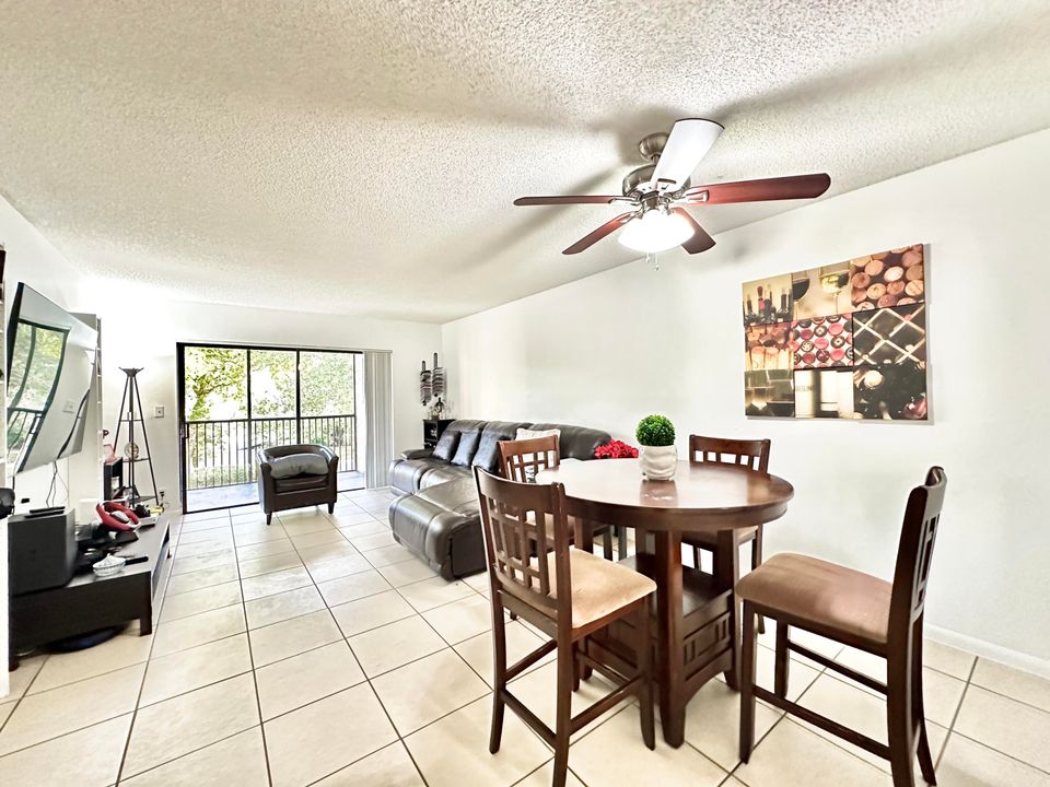 For Sale: $249,000 (2 beds, 2 baths, 950 Square Feet)