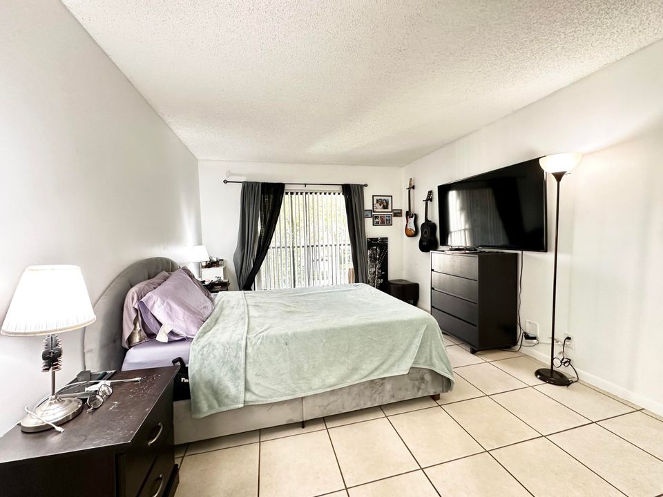 For Sale: $249,000 (2 beds, 2 baths, 950 Square Feet)