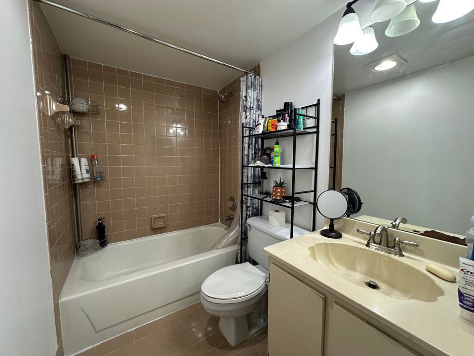 For Sale: $249,000 (2 beds, 2 baths, 950 Square Feet)