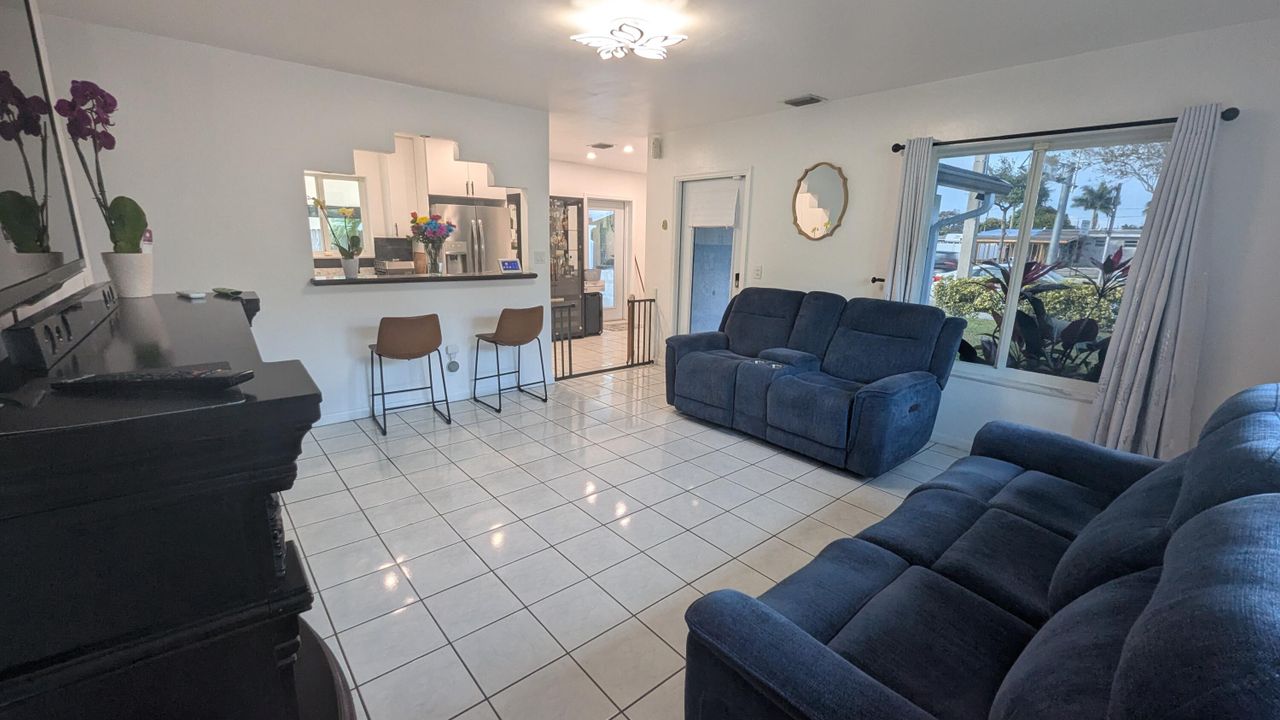 For Sale: $450,000 (2 beds, 1 baths, 816 Square Feet)