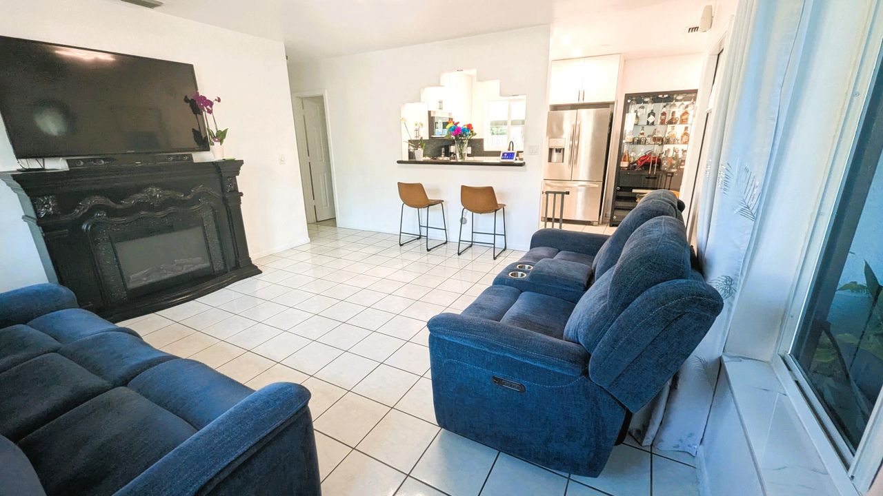 For Sale: $450,000 (2 beds, 1 baths, 816 Square Feet)