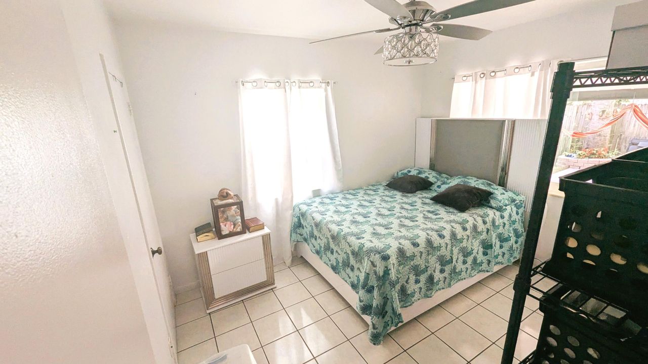 For Sale: $450,000 (2 beds, 1 baths, 816 Square Feet)