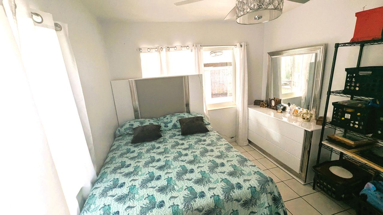 For Sale: $450,000 (2 beds, 1 baths, 816 Square Feet)