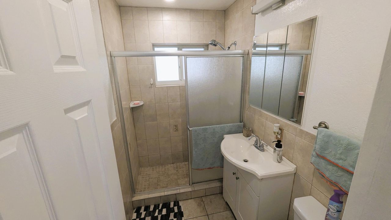 For Sale: $450,000 (2 beds, 1 baths, 816 Square Feet)