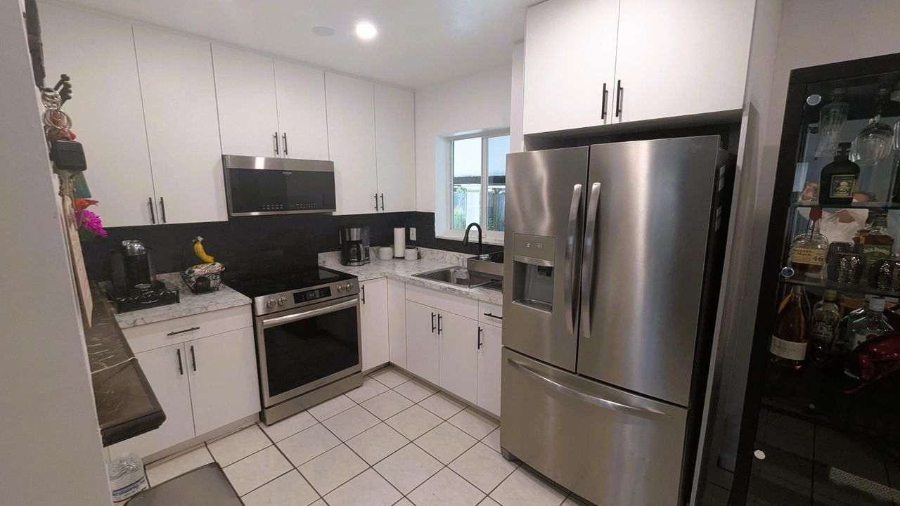 For Sale: $450,000 (2 beds, 1 baths, 816 Square Feet)