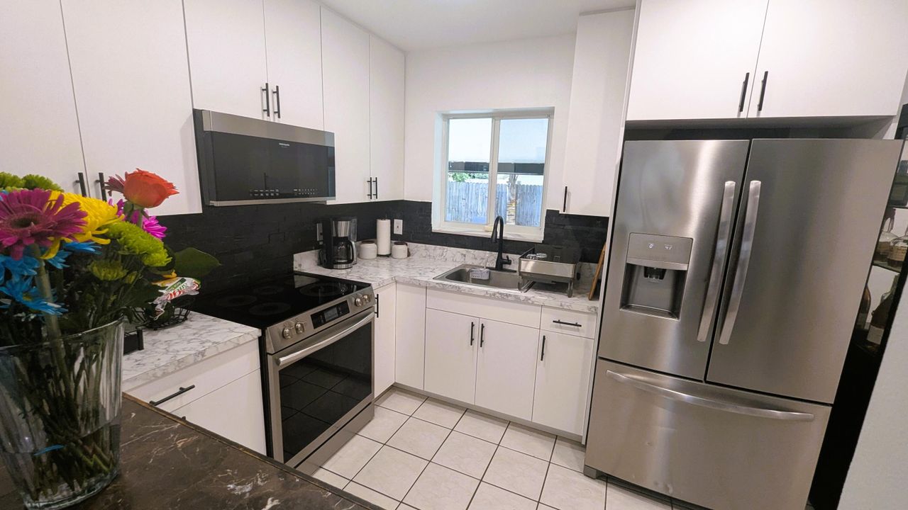 For Sale: $450,000 (2 beds, 1 baths, 816 Square Feet)