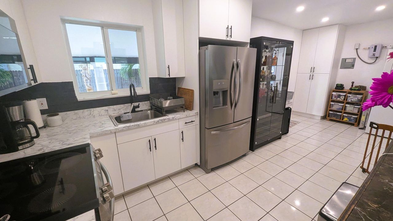 For Sale: $450,000 (2 beds, 1 baths, 816 Square Feet)