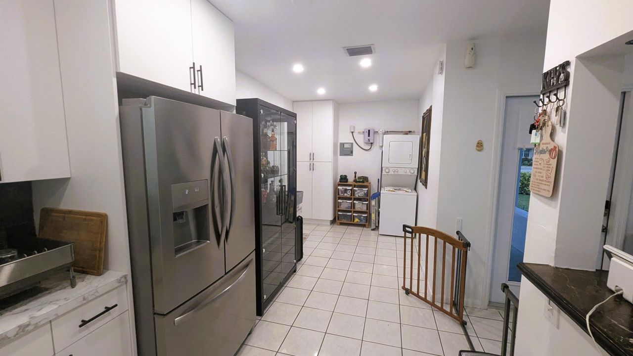 For Sale: $450,000 (2 beds, 1 baths, 816 Square Feet)