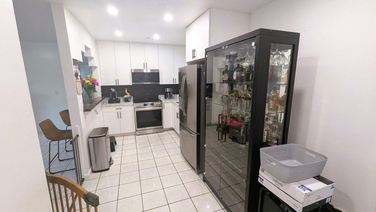 For Sale: $450,000 (2 beds, 1 baths, 816 Square Feet)