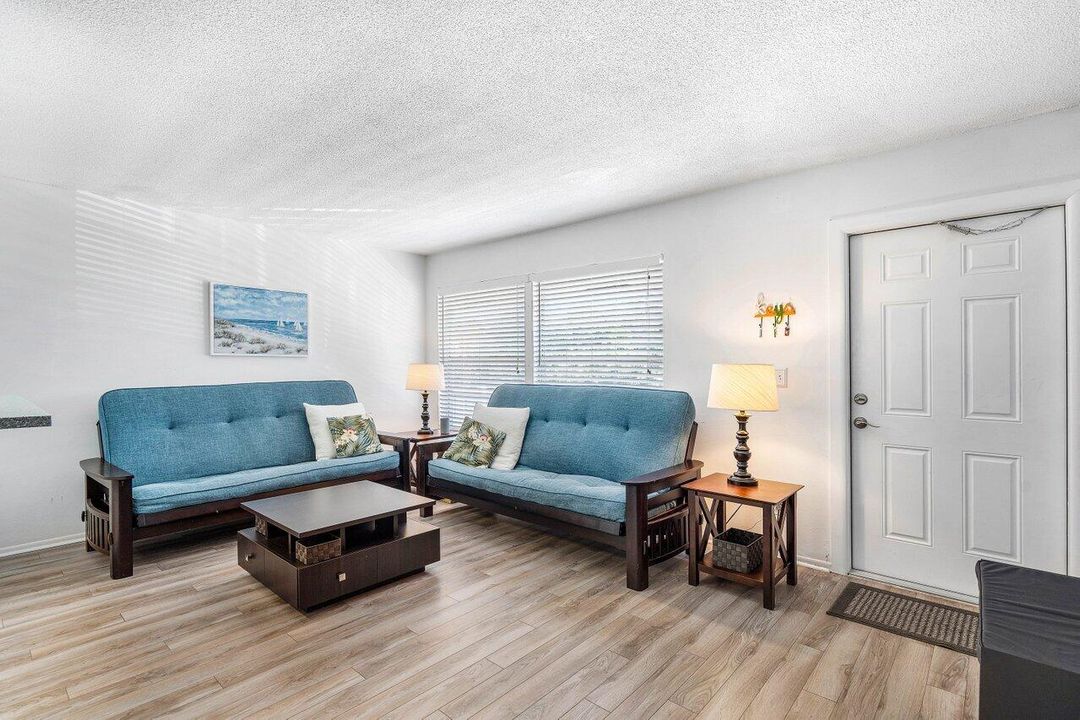 合同活跃: $125,000 (1 贝兹, 1 浴室, 696 平方英尺)