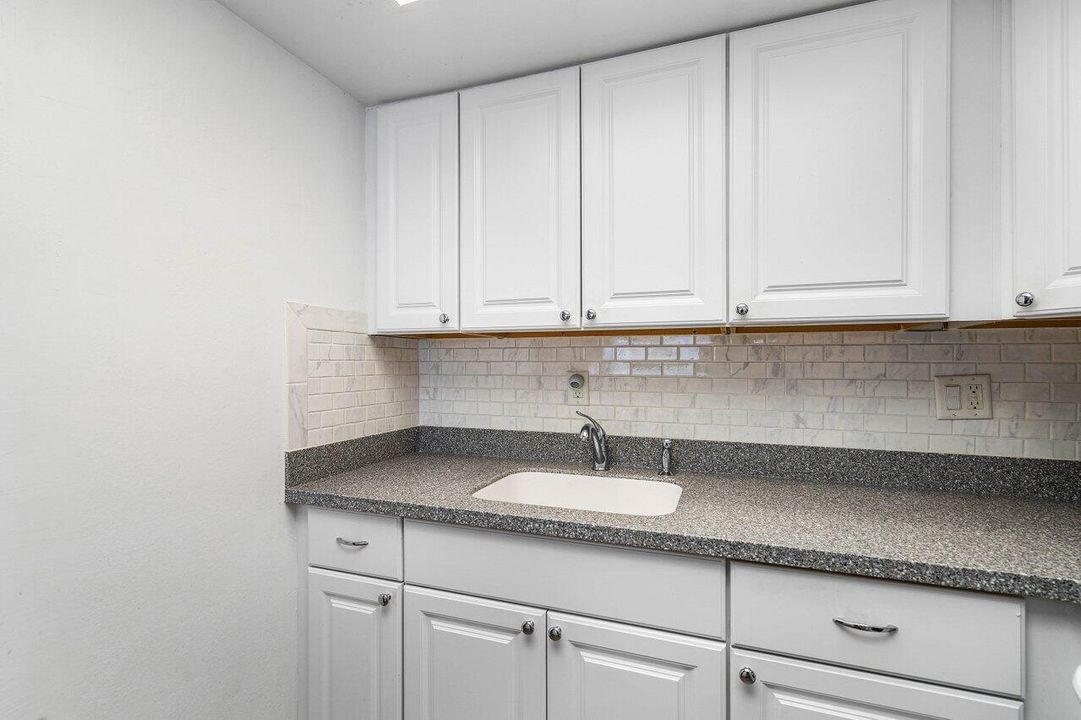 合同活跃: $125,000 (1 贝兹, 1 浴室, 696 平方英尺)