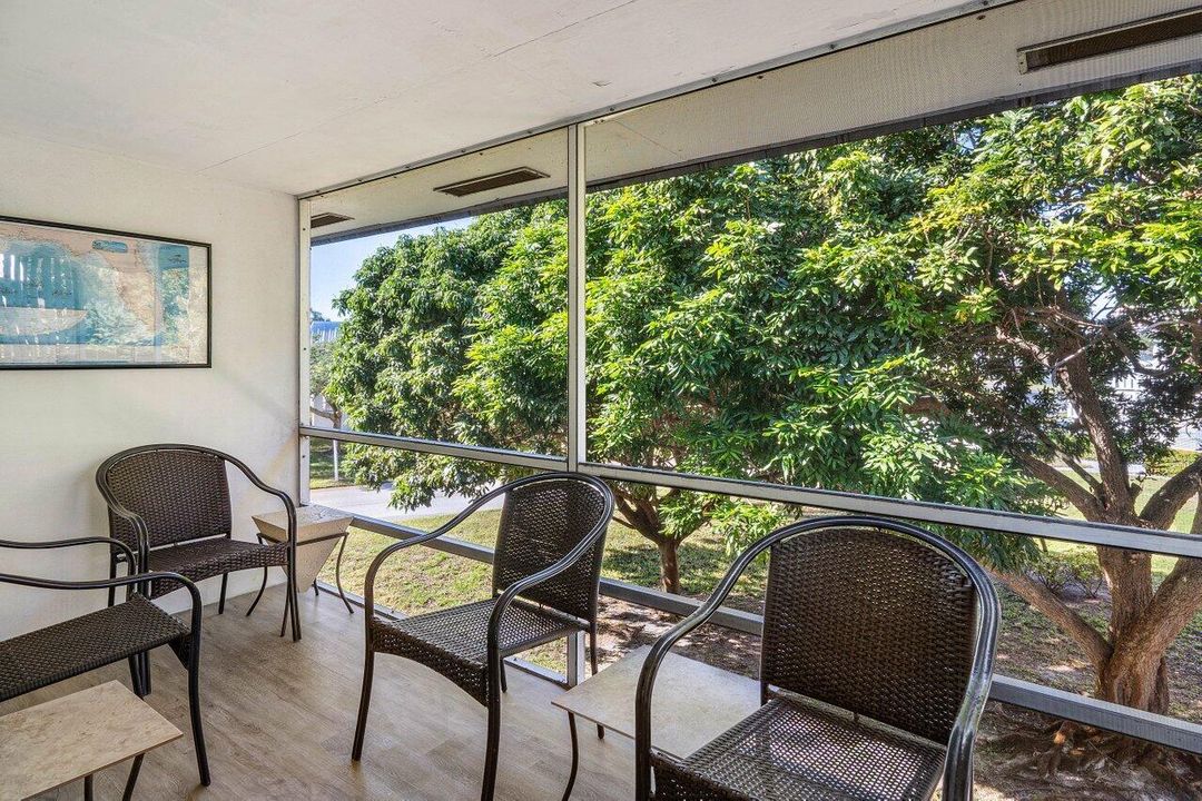 合同活跃: $125,000 (1 贝兹, 1 浴室, 696 平方英尺)