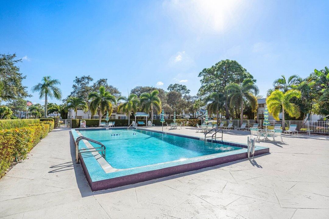 合同活跃: $125,000 (1 贝兹, 1 浴室, 696 平方英尺)