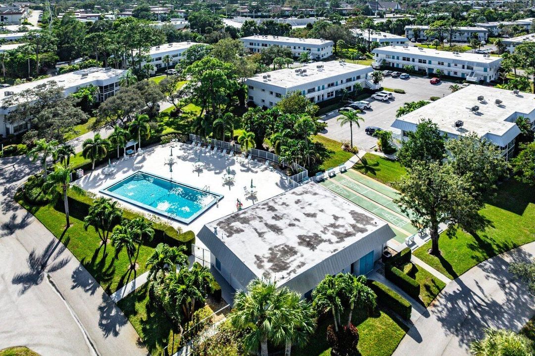 合同活跃: $125,000 (1 贝兹, 1 浴室, 696 平方英尺)