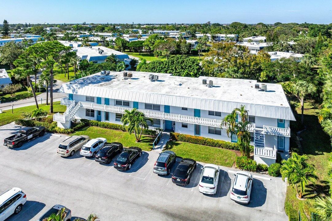 合同活跃: $125,000 (1 贝兹, 1 浴室, 696 平方英尺)