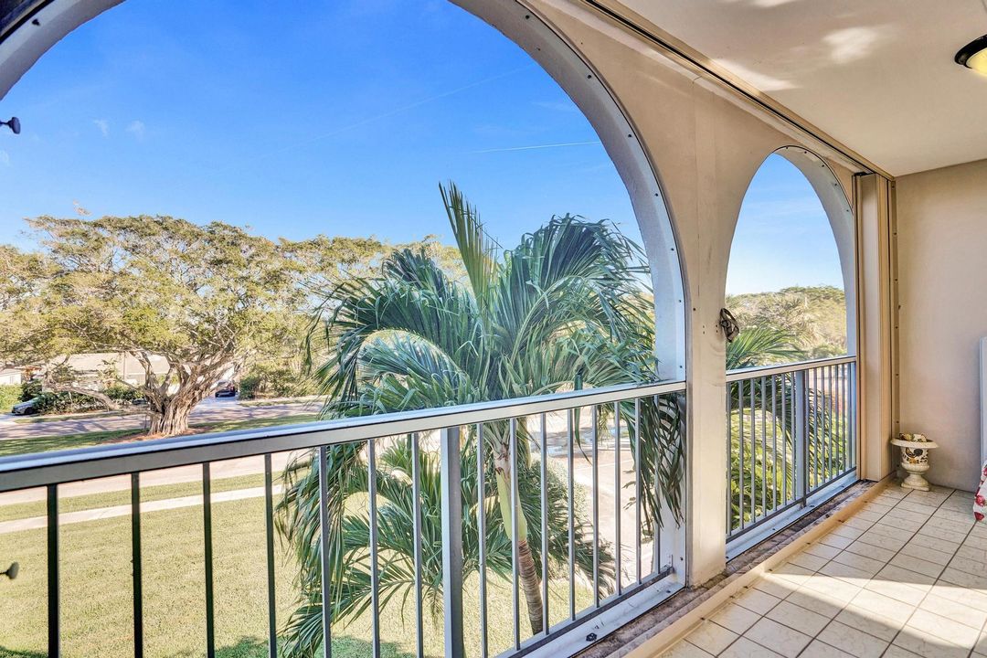 合同活跃: $215,000 (2 贝兹, 2 浴室, 1080 平方英尺)