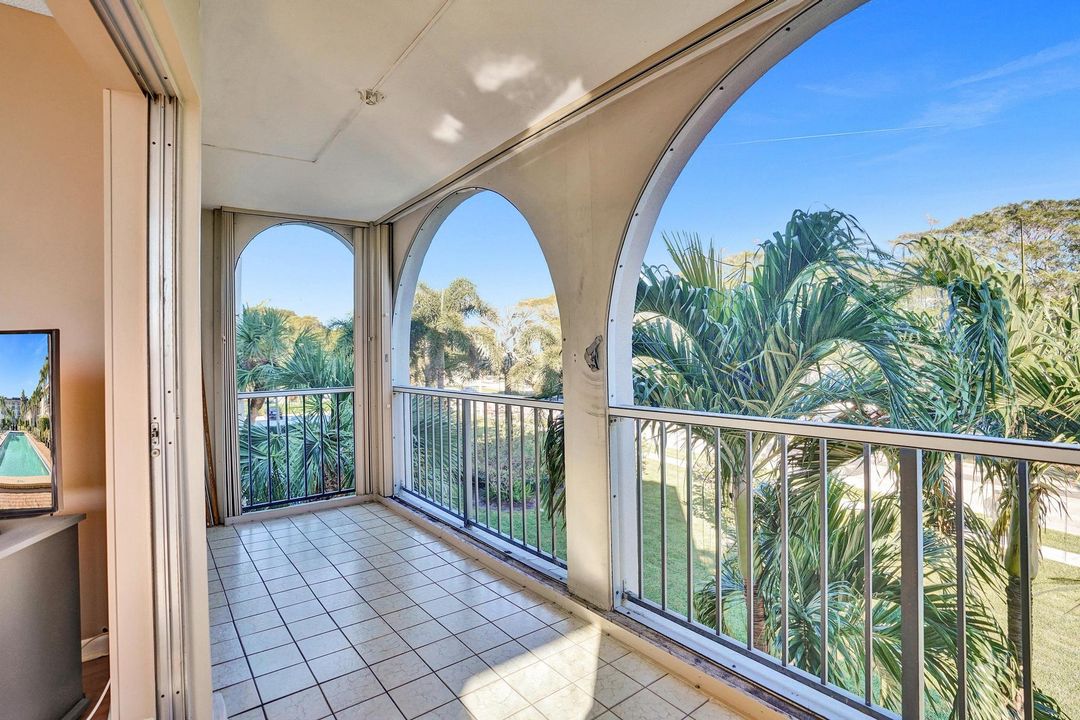 合同活跃: $215,000 (2 贝兹, 2 浴室, 1080 平方英尺)