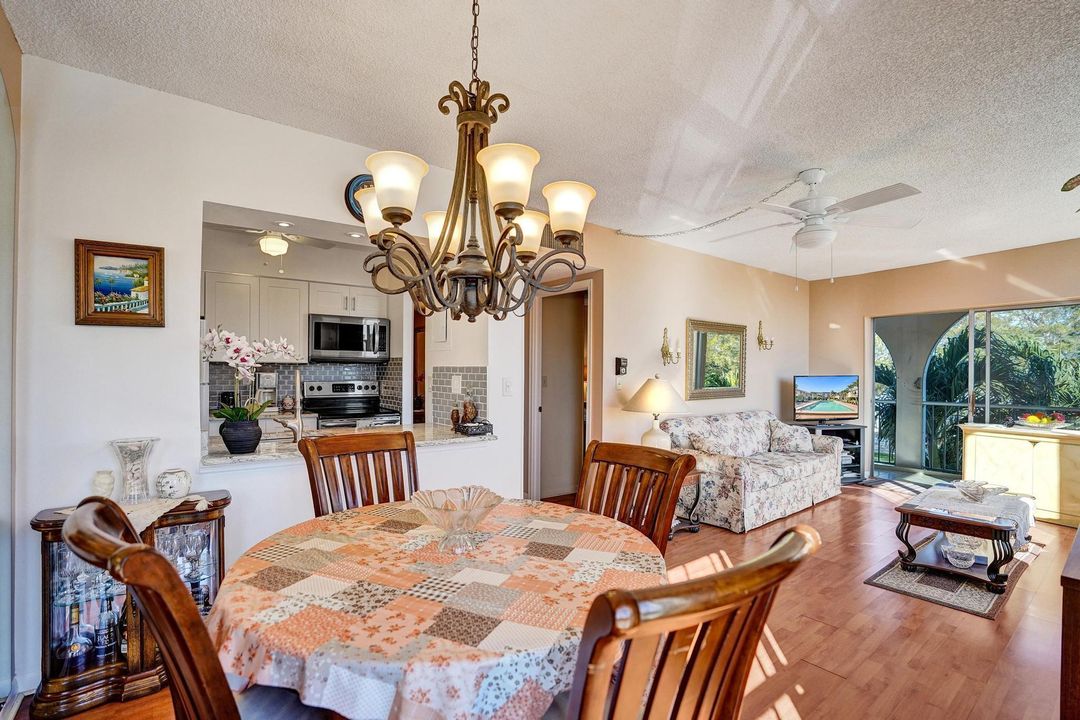 合同活跃: $215,000 (2 贝兹, 2 浴室, 1080 平方英尺)