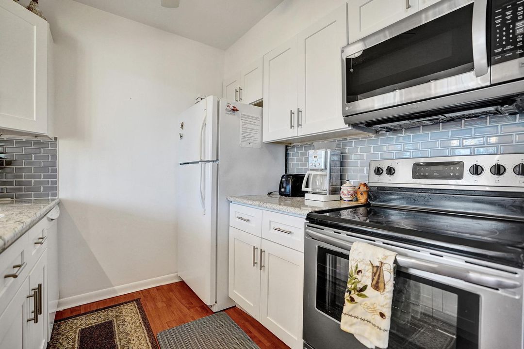 合同活跃: $215,000 (2 贝兹, 2 浴室, 1080 平方英尺)