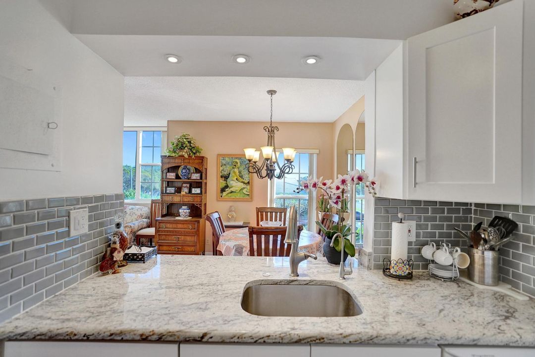 合同活跃: $215,000 (2 贝兹, 2 浴室, 1080 平方英尺)