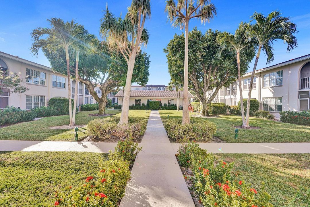 合同活跃: $215,000 (2 贝兹, 2 浴室, 1080 平方英尺)