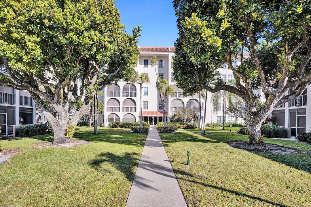 合同活跃: $215,000 (2 贝兹, 2 浴室, 1080 平方英尺)