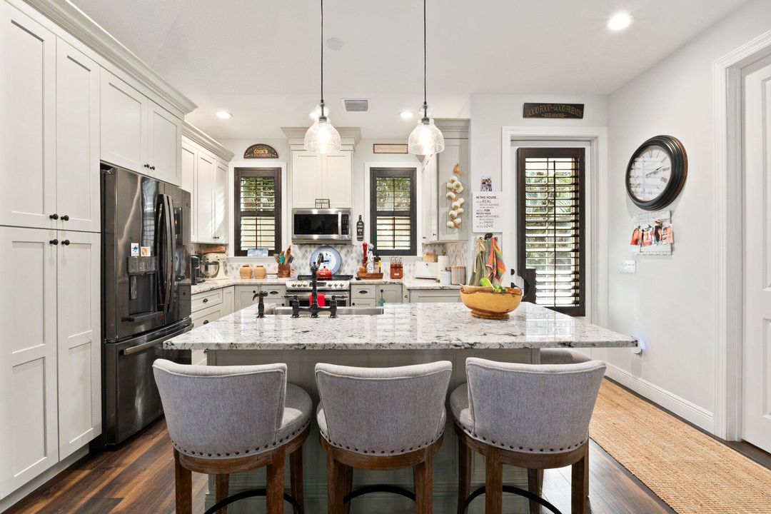 Под контрактом: $569,900 (4 спален, 2 ванн, 1654 Квадратных фут)